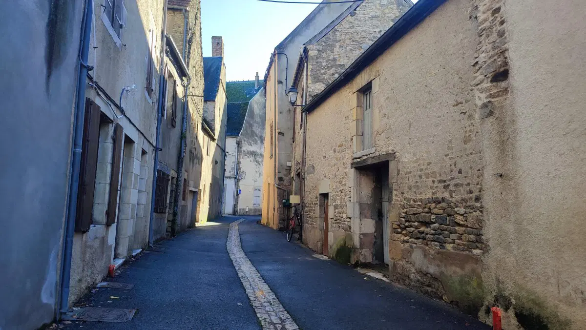 Кажется сейчас появятся мушкетёры, покачивая перьями на шляпах.