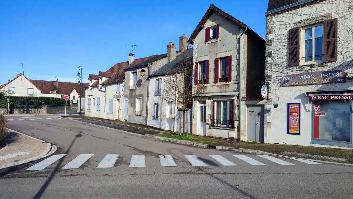 Никаких попрошаек, нищих. Нет бандитов. Людей вообще мало