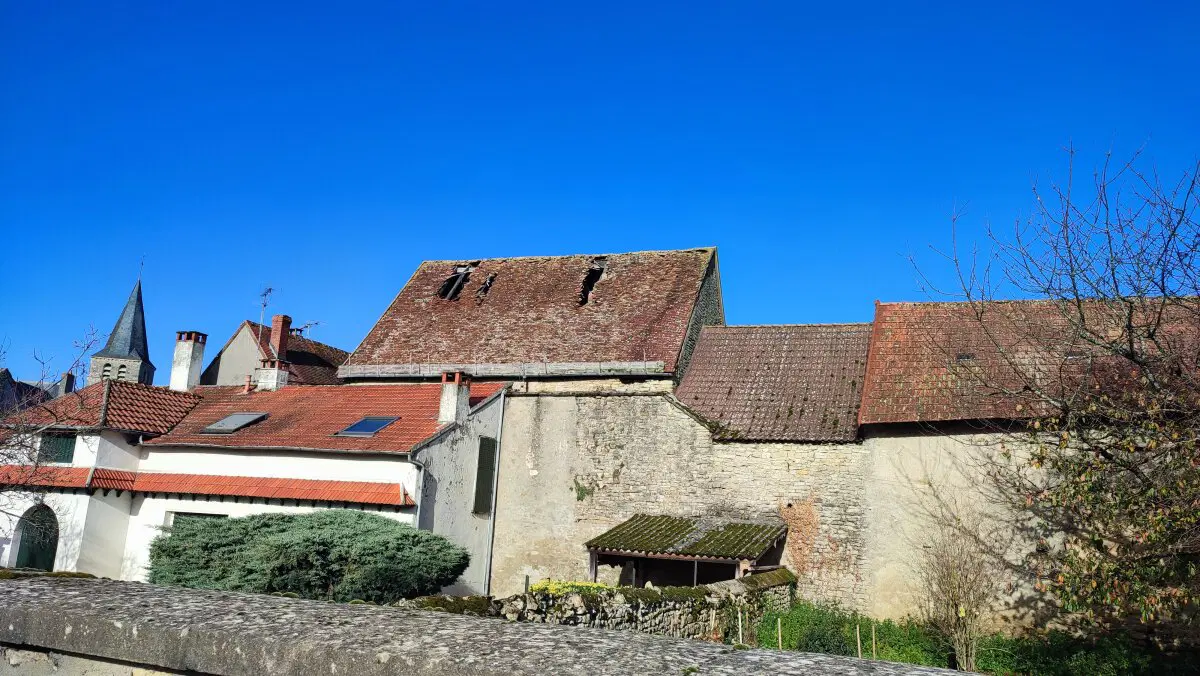 Некоторые дома в плачевном состоянии