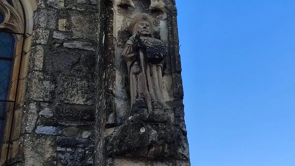 Скульптуры на церкви