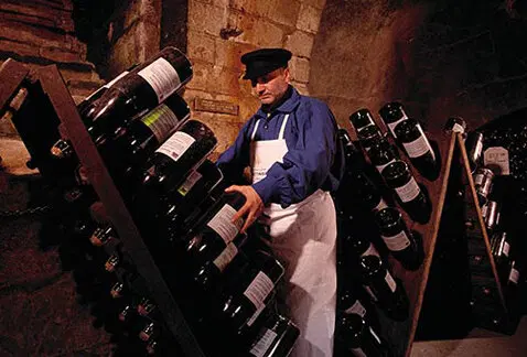 Вот эти стойки, с дозревающим шампанским. Процесс называется Ремюаж.<br>https://ru.wikipedia.org/wiki/%D0%A0%D0%B5%D0%BC%D1%8E%D0%B0%D0%B6