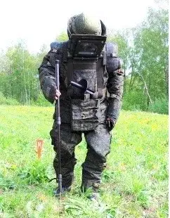 Специалист по ремюажу идёт потрясти бутылочки в погреб. Спокойная, непыльная работа.