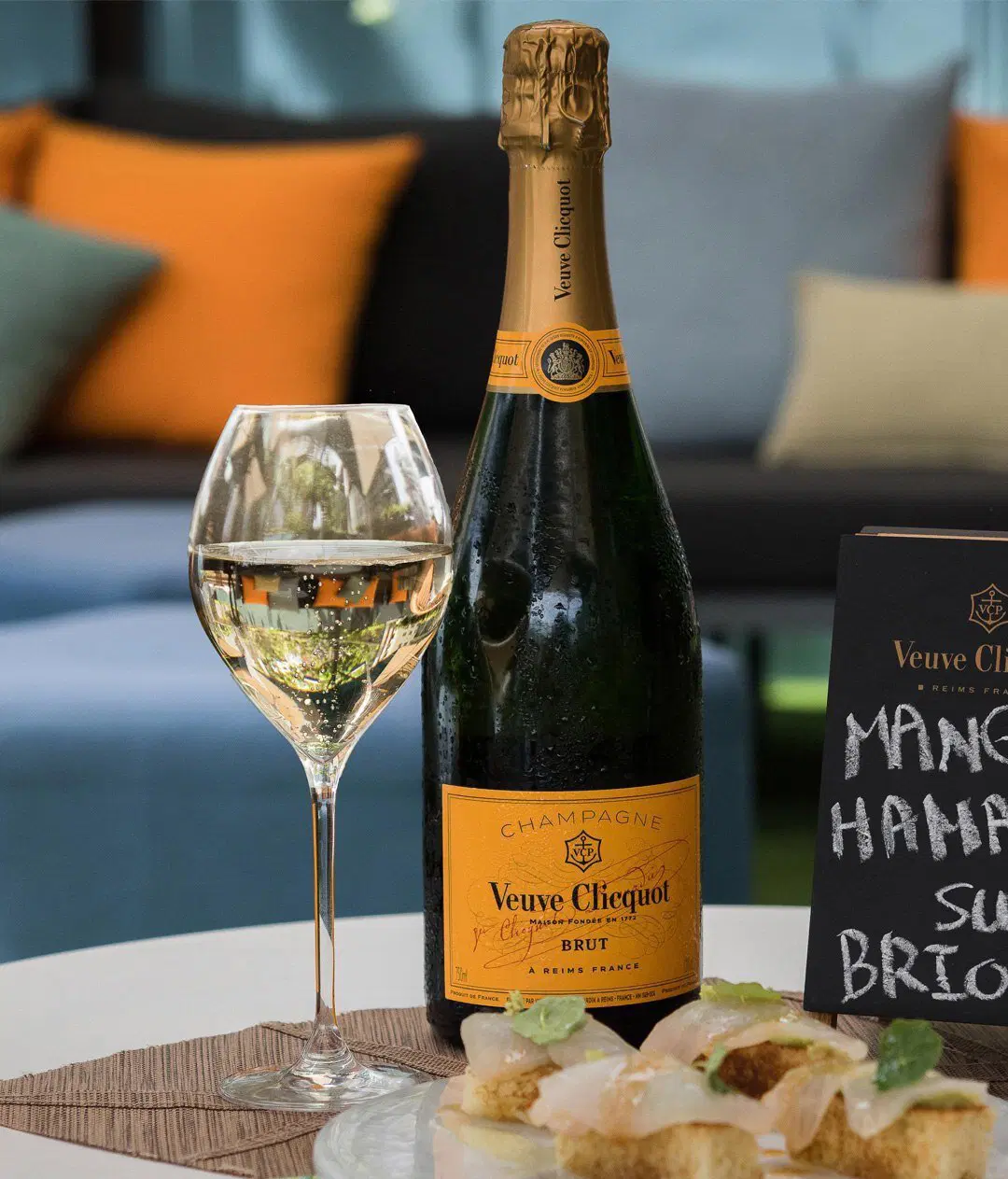 Вот вам напоследок бутылочку "вдовы Клико"