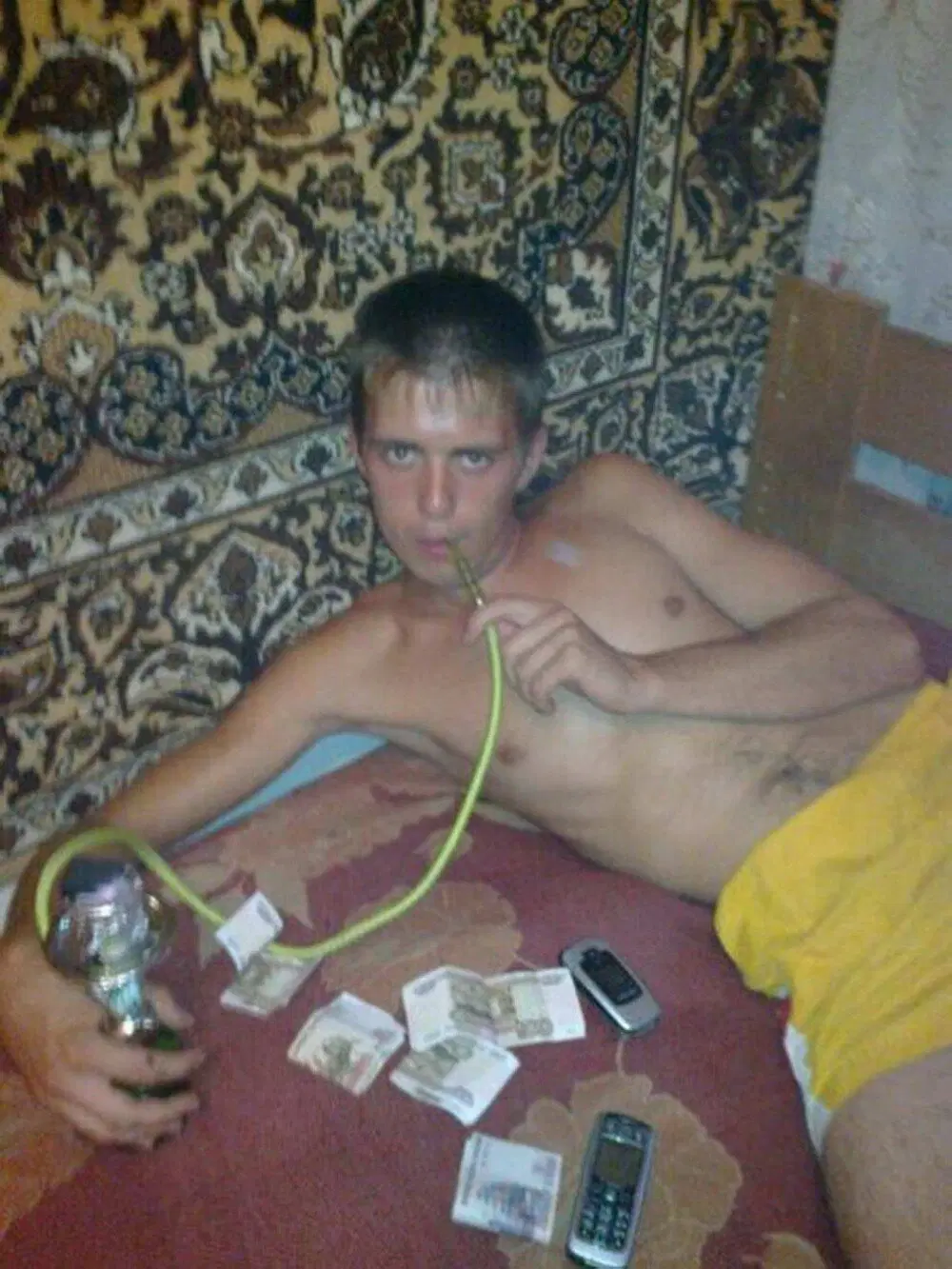 Я живу, как карта ляжет. Ты живёшь, как мамка скажет