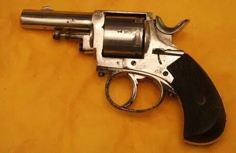 И предохранитель есть, внимание на мушку, ее расположение не случайно 