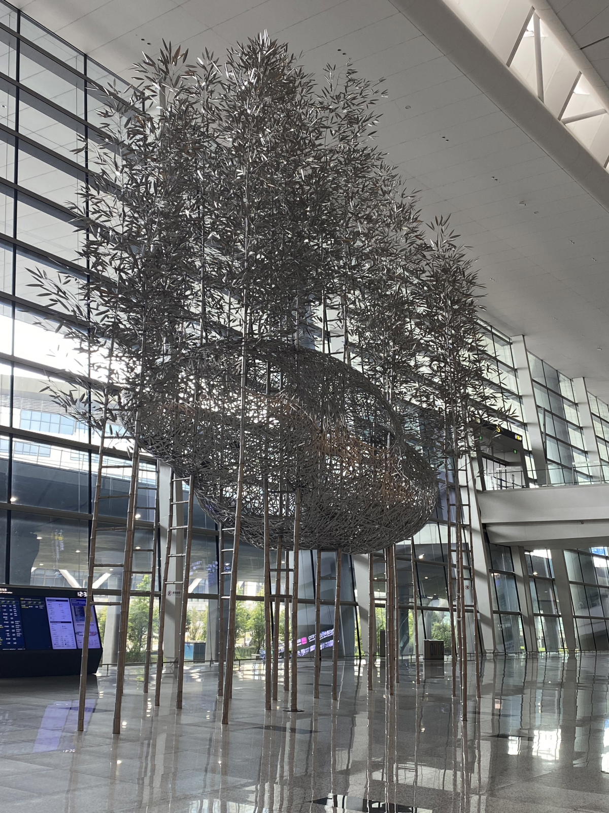 Голова панды в бамбуке.