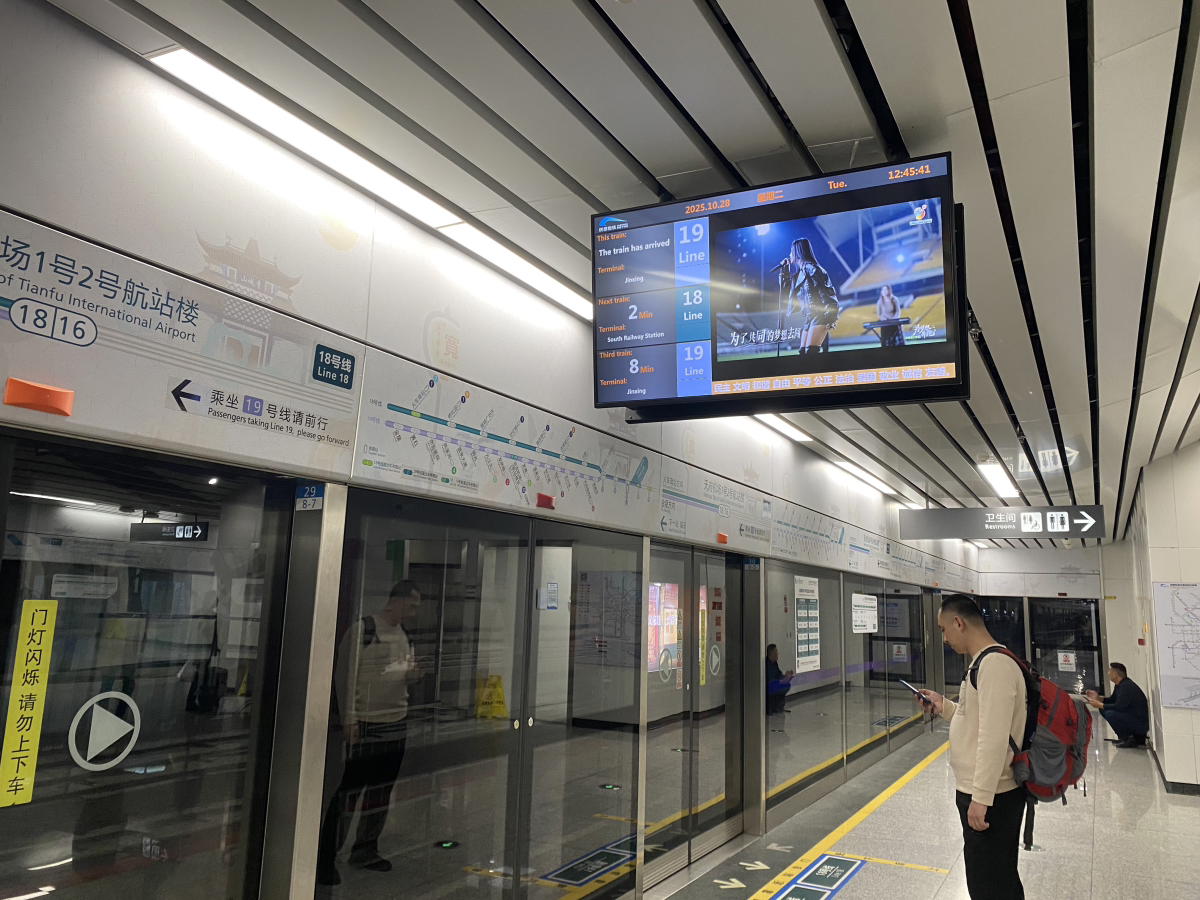 На станции метро специальные мониторы, на которых показывают время прибытия поезда и относящуюся к нему линию + рекламу (социальную и обычную). Поезда разных линий открывают двери на определённой половине платформы. Это я сфотографировала сразу как спустились в метро - для истории. :)