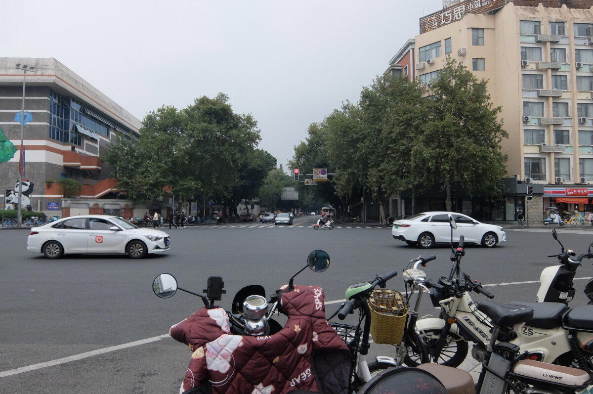 Улицы Чэнду. Мотиков безумно много (на фотке их совсем мало). Ездят как хотят и где хотят. И под красный тоже, но этим у них и некоторые автомобилисты грешат.