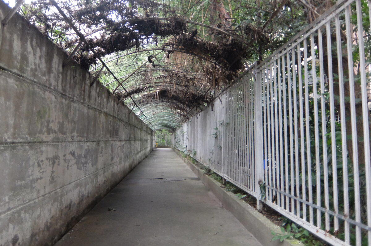 Здесь мы шли в поисках отеля. Летом тут, наверное, красивее...