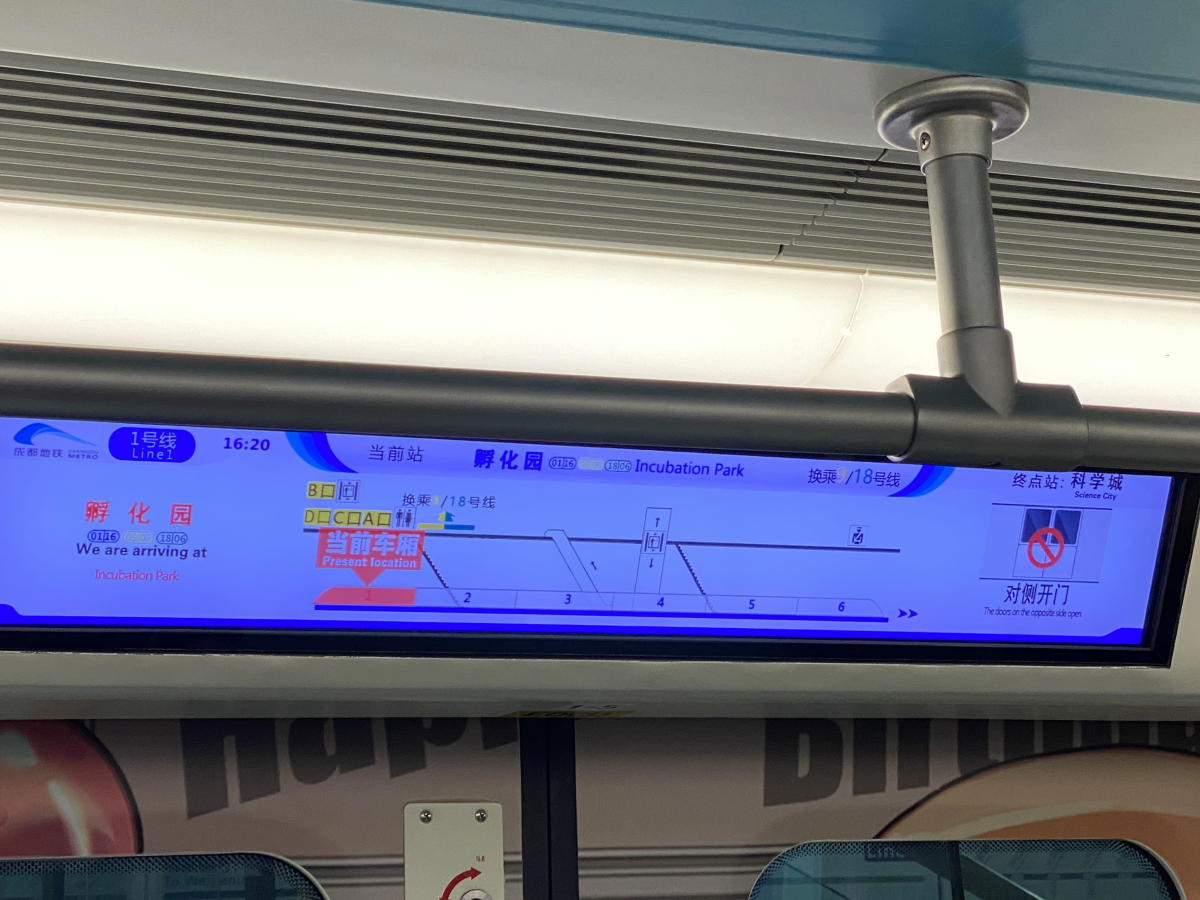 На этих же мониторах на остановках можно увидеть место дверей поезда относительно платформы и ближайшие лестницы с эскалаторами. Знак перечёркнутой двери показывает, что двери открываются не с этой стороны, а с противоположной.