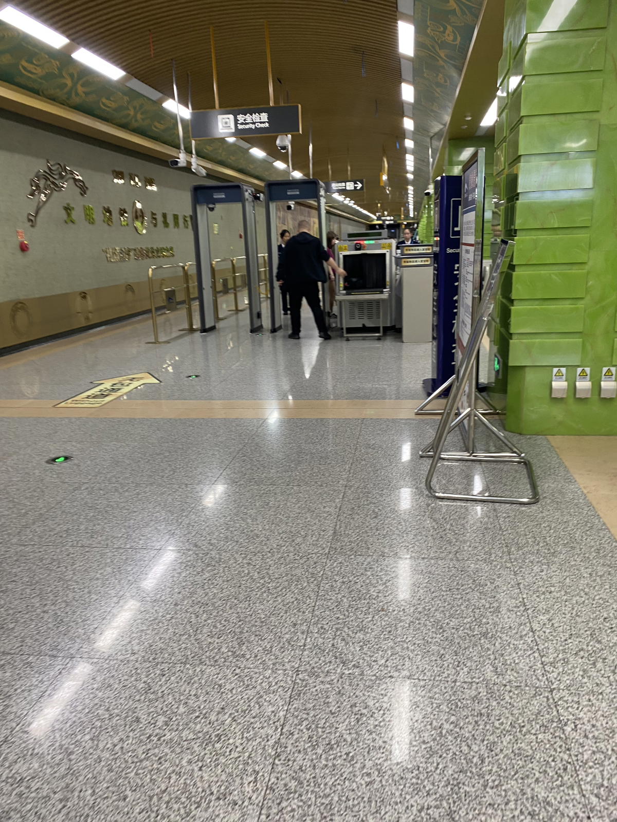 На каждой станции метро происходит досмотр почти как в аэропорту - сумки через сканер, а если что-то покажется подозрительным, то и человека повторно запипикает и обласкает метрошный полицейский. Фотографировала быстро - вдруг ругать будут.