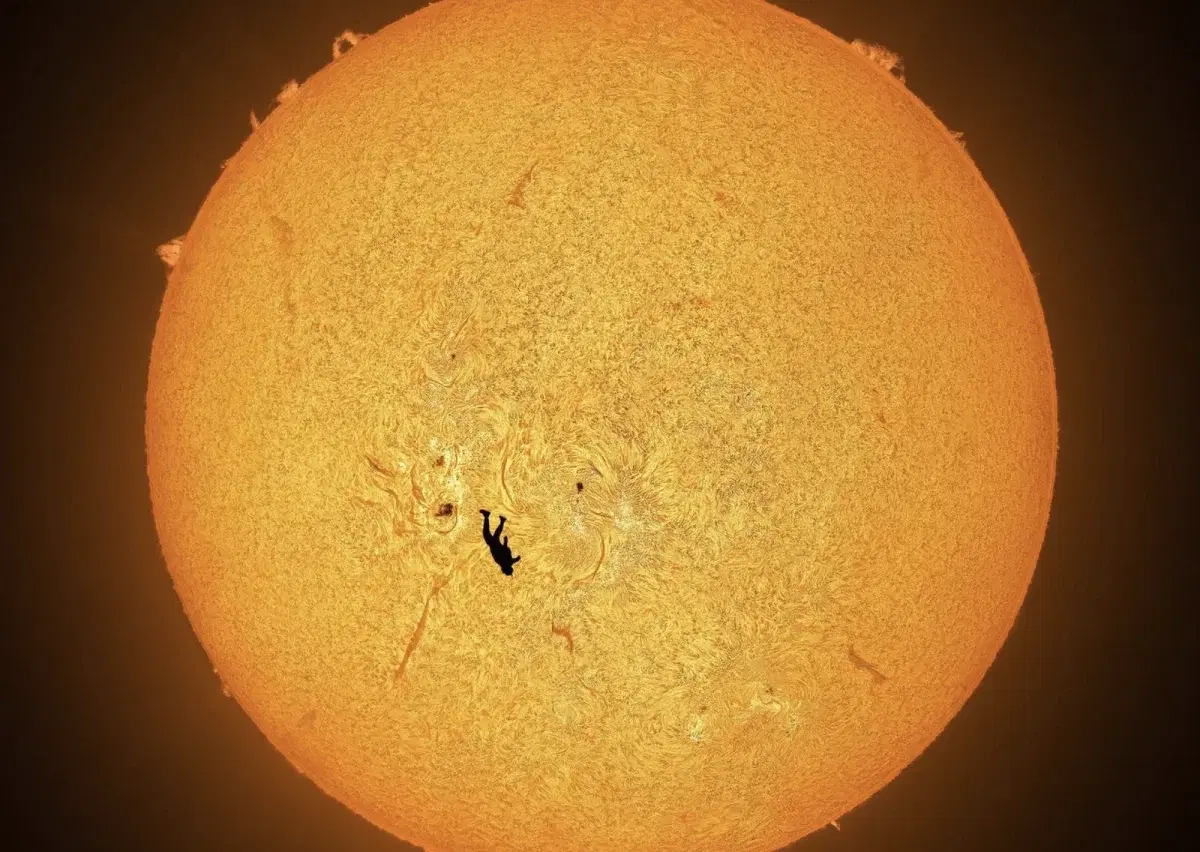 Скайдайвер Гэбриел Браун на фоне Солнца. Фоткал астрофотограф Эндрю Маккарти