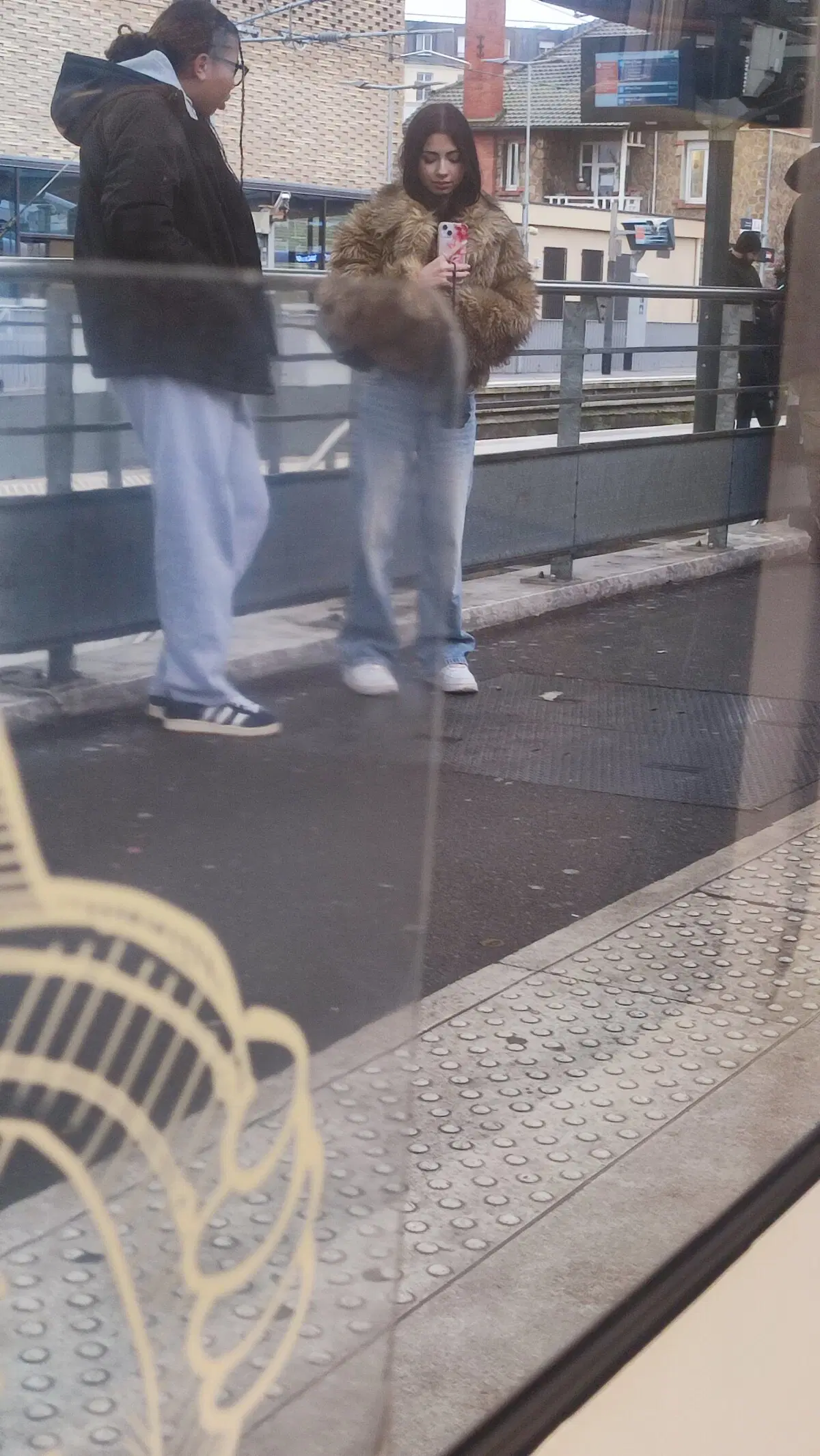 Стал засматриваться на француженок. Пора домой.