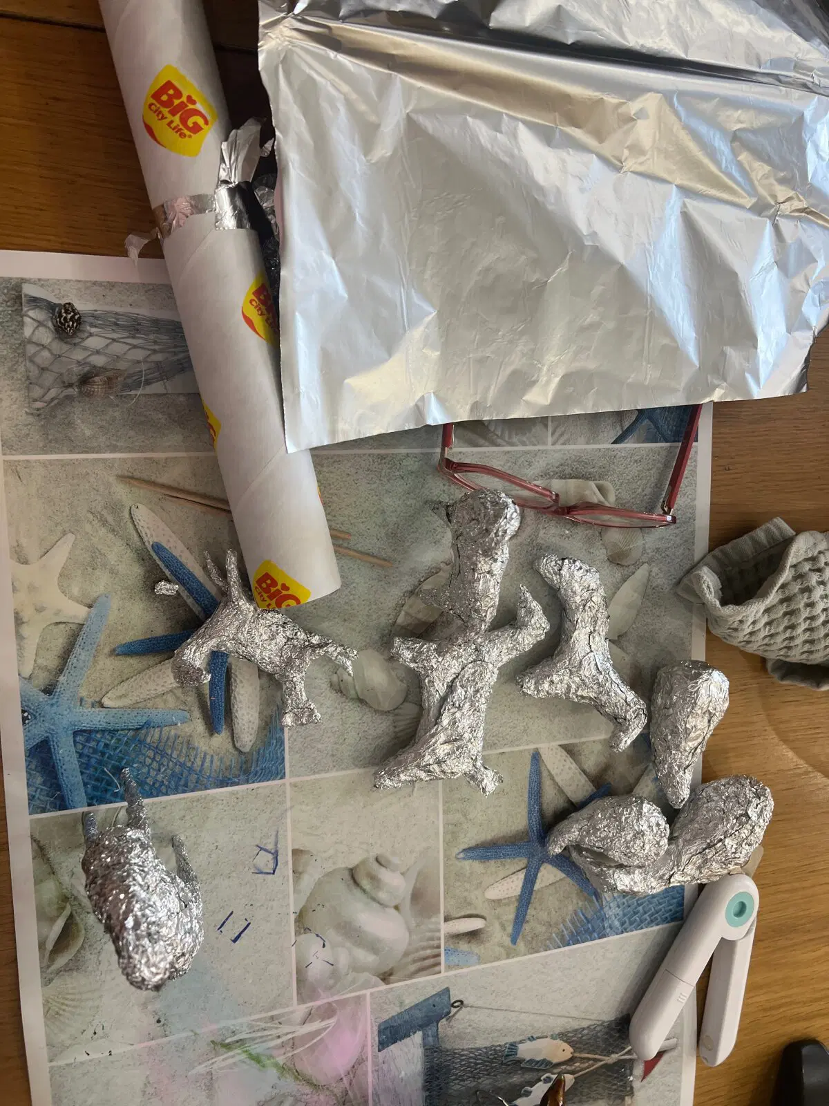 Изначально все игрушки выглядят вот так, а в доме резко заканчивается фольга, даже если накануне было куплено два рулона)