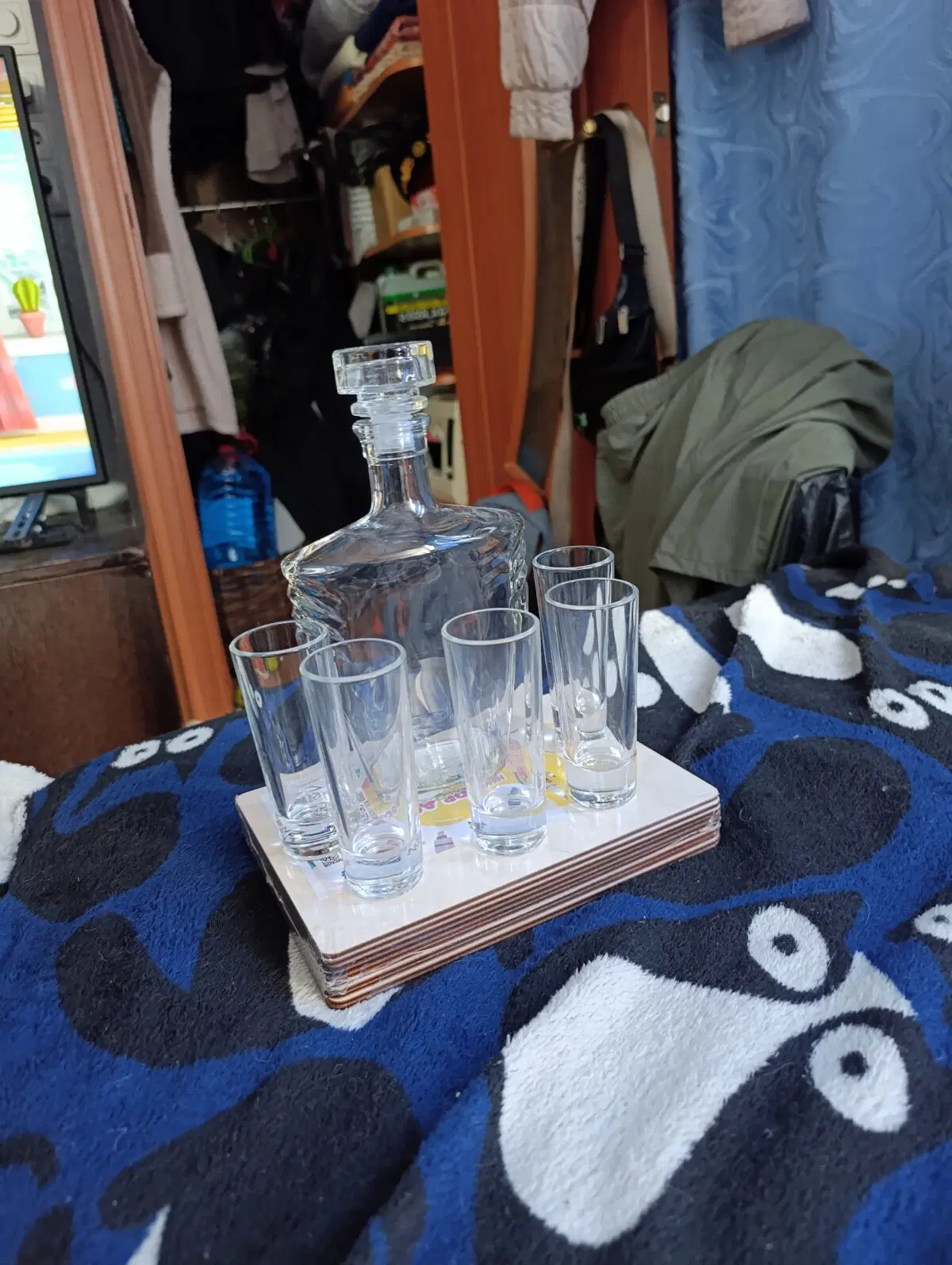 Графин есть, стопки есть, фанера в наличии