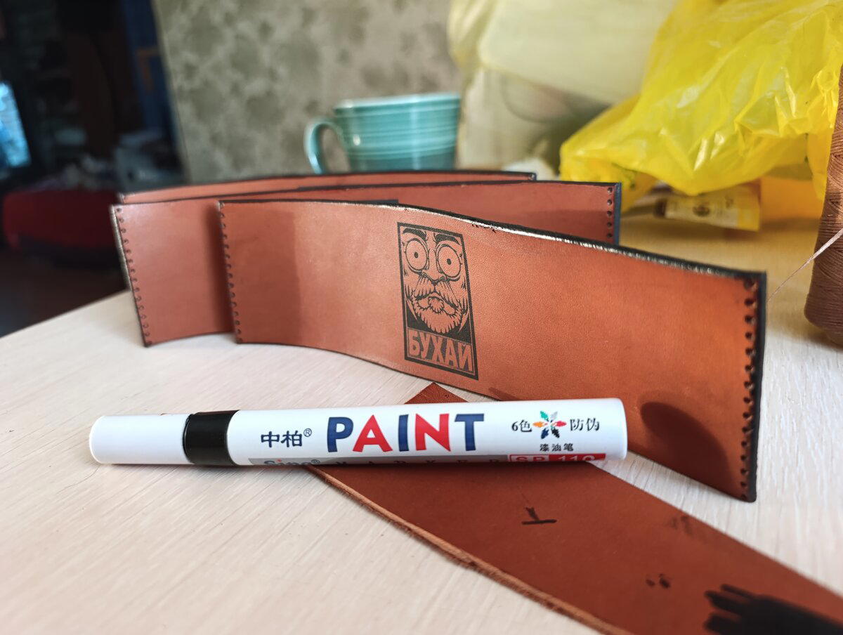 Простенькая гравировка на коже, покраска торцов и отверстия, чтобы это сшить на стакане