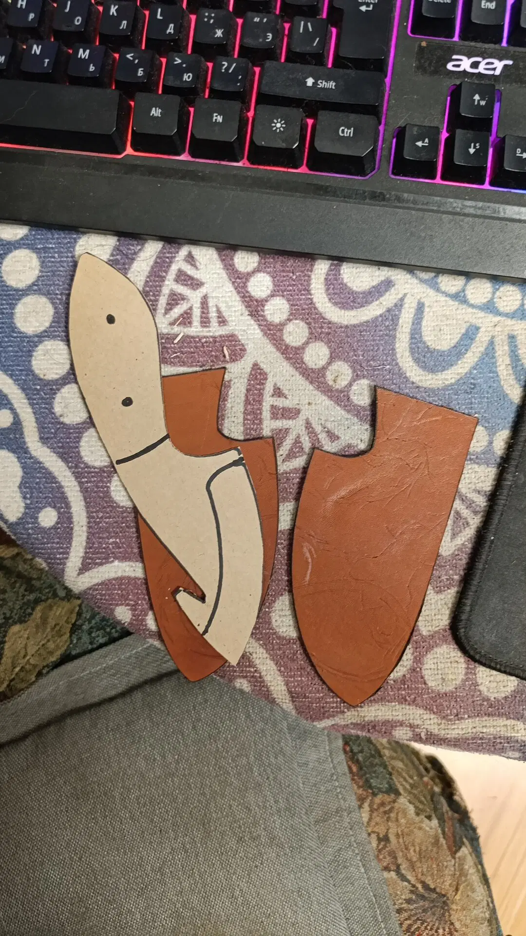 По лекалу ножа готовлю заготовку для будущих изделий