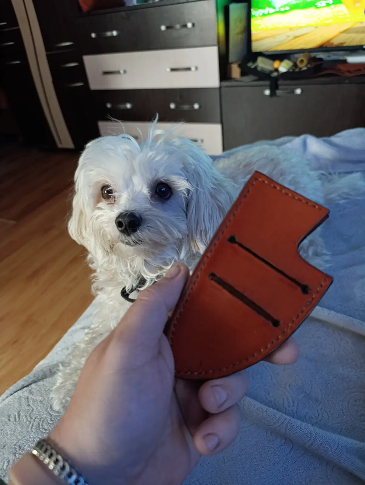 Прорезаем отверстия для ремня