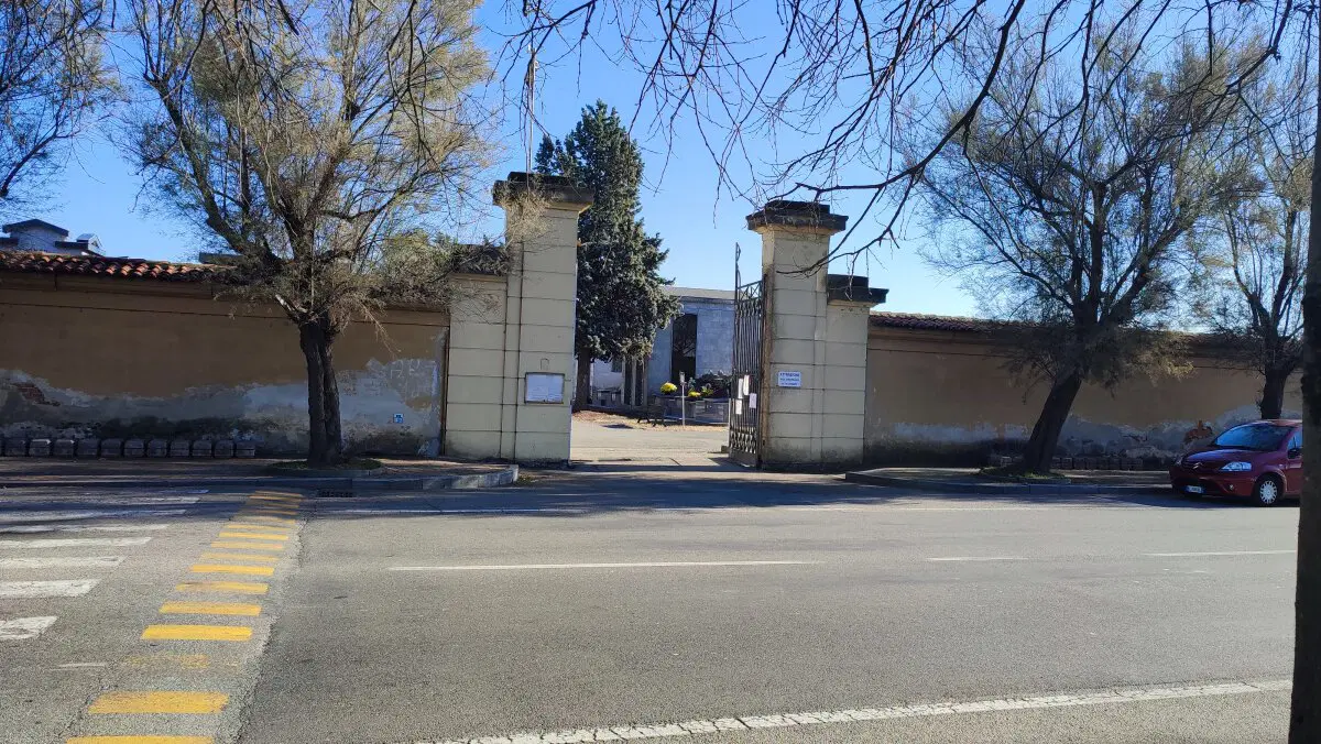 Местное кладбище.