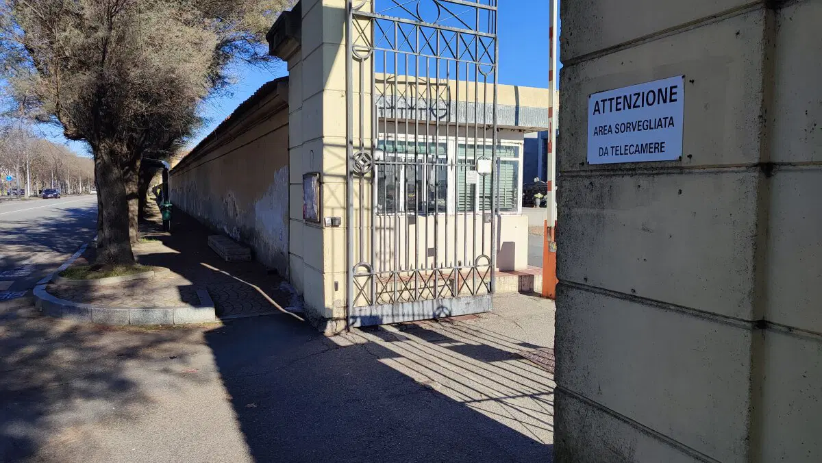 Работает с 8 до 17.