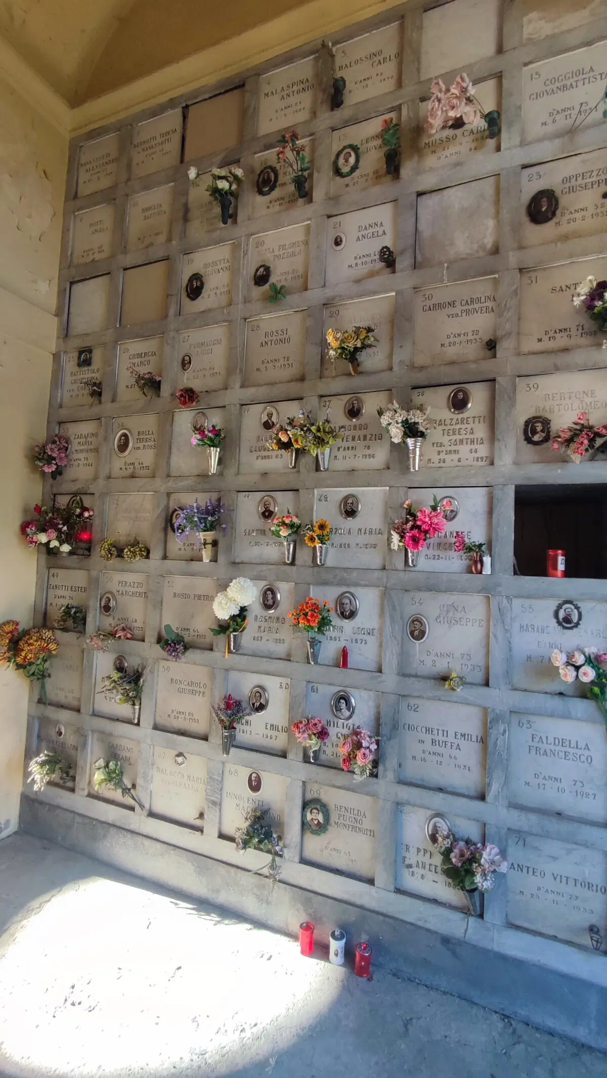 Есть скромные захоронения