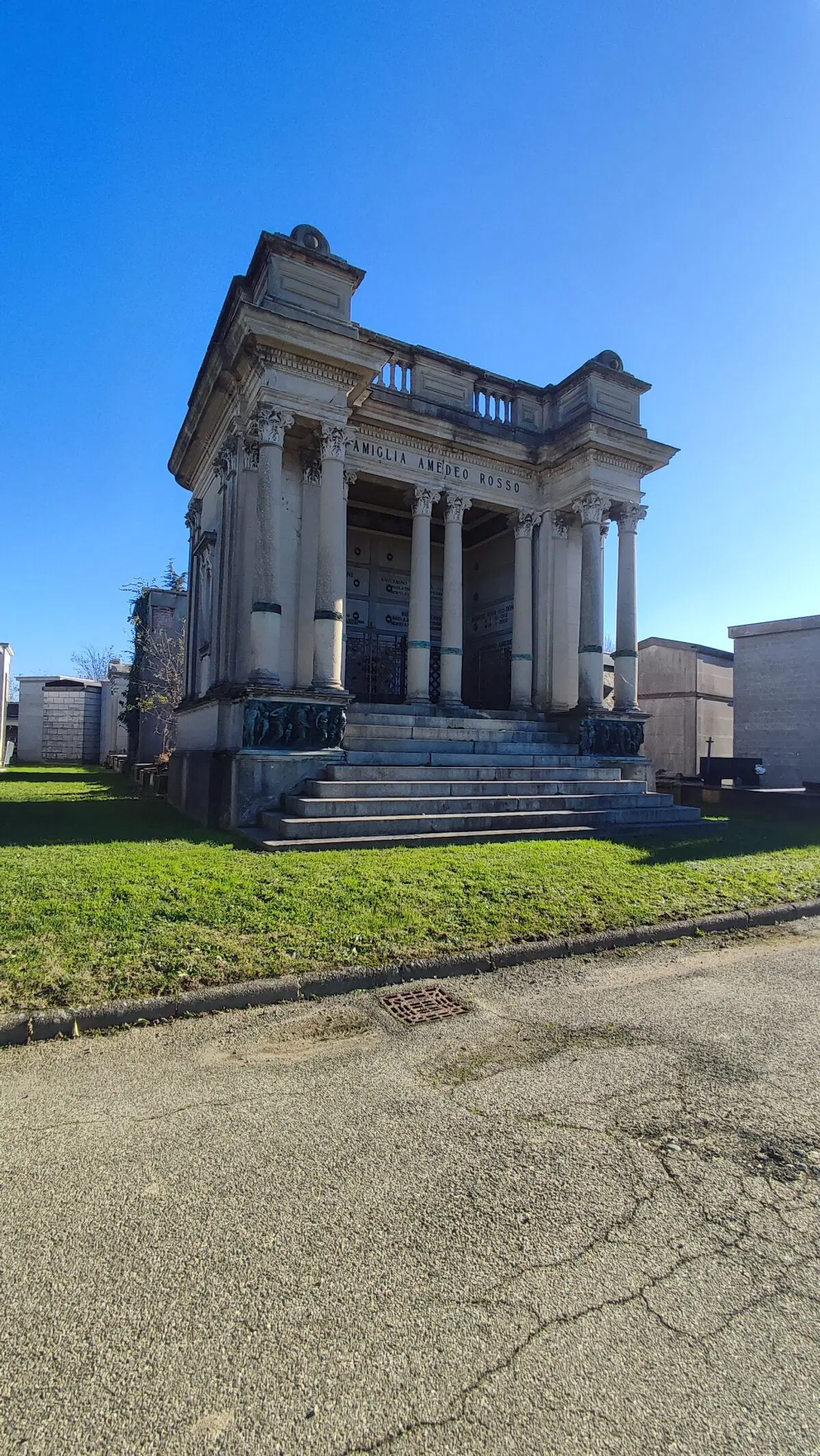 Есть нескромные