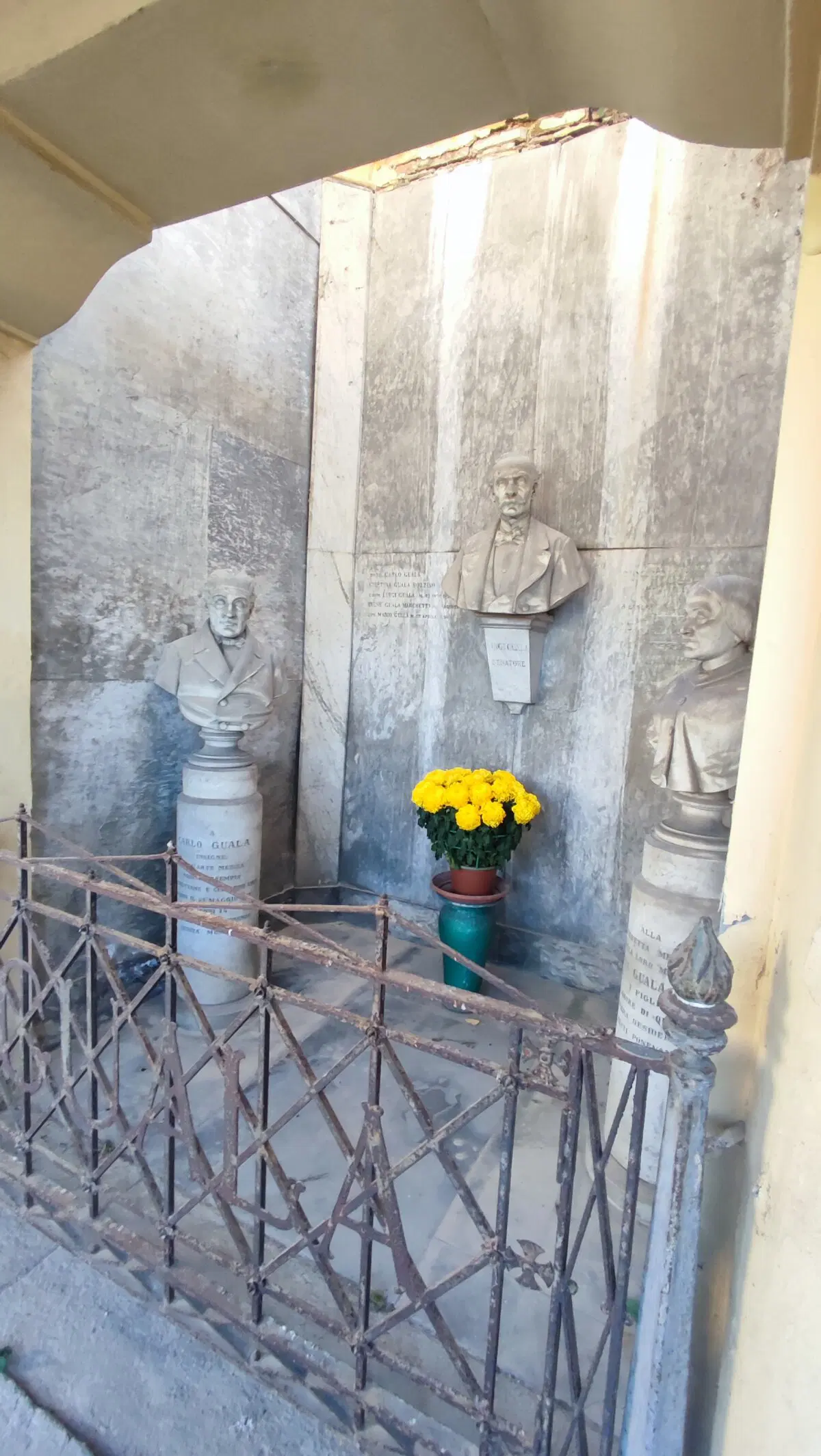 Где то прям памятники