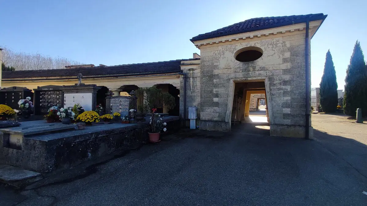 В этом здании стена с урнами, где хранится прах.