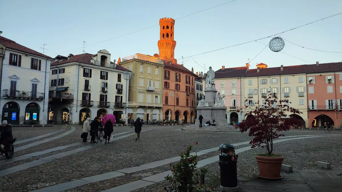 Башня ангелов освещена заходящим солнцем. 