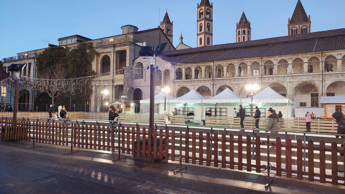 Хотя днём на улице градусов 15 тепла, но каток работает. И лёд там не пластмассовый, я проверил.