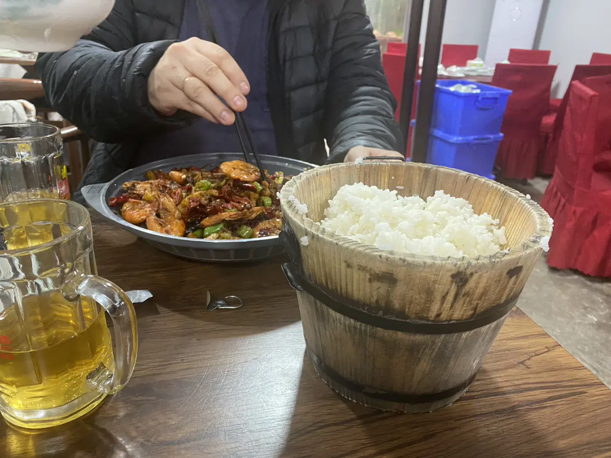 В синих ящиках лежат запакованные в плёнку пиалочки со столовыми приборами.