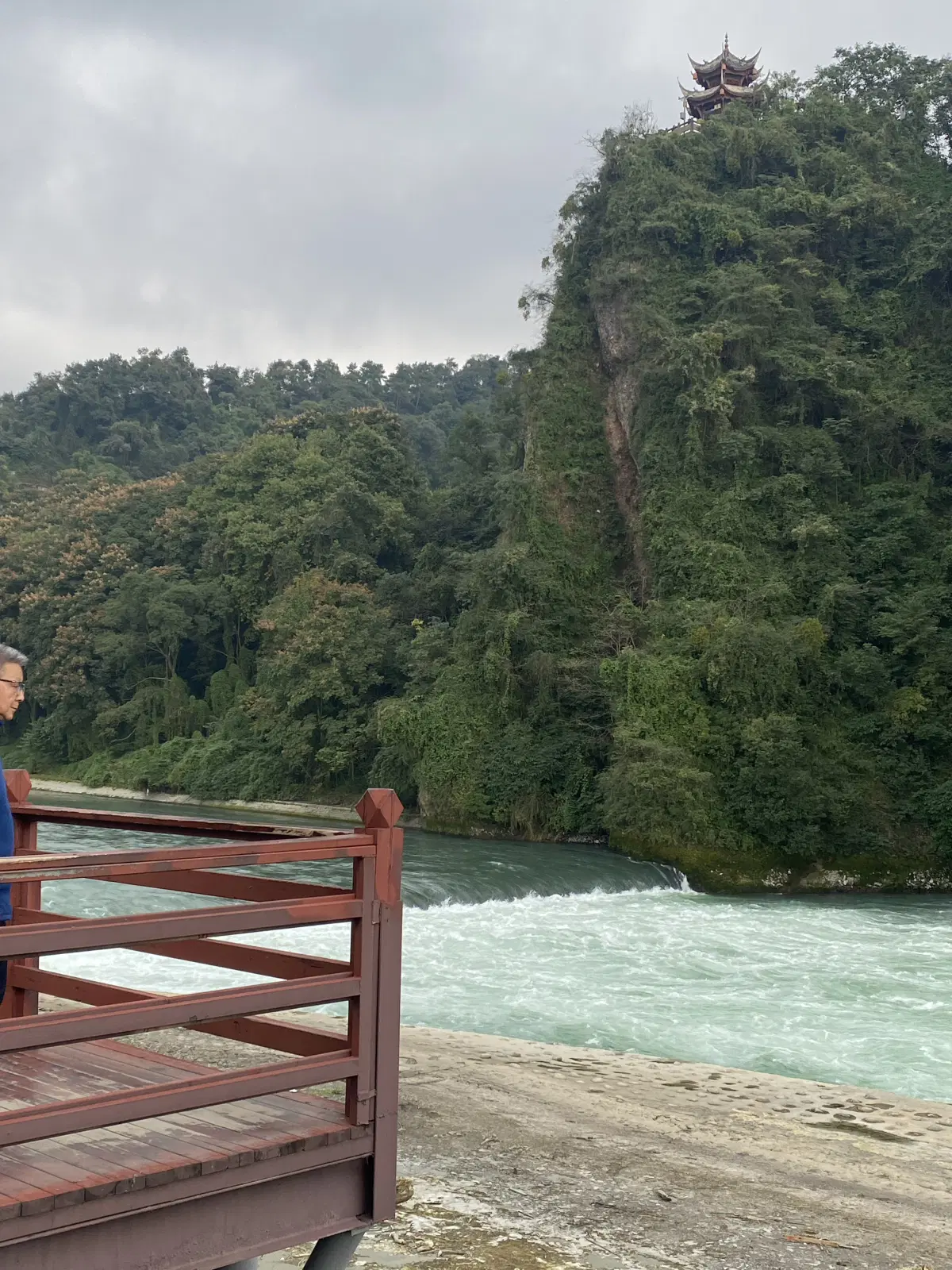 На это помосте китайцы делают деньги - фотографируют в самом выгодном ракурсе.