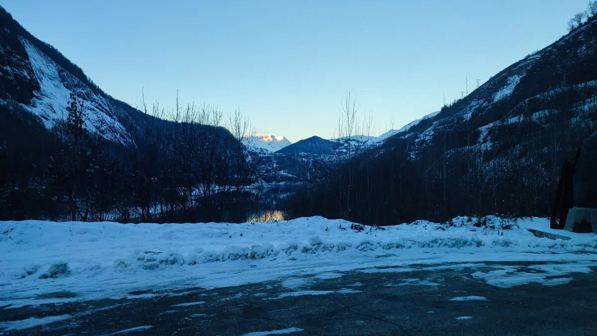 Солнце освещает макушки гор