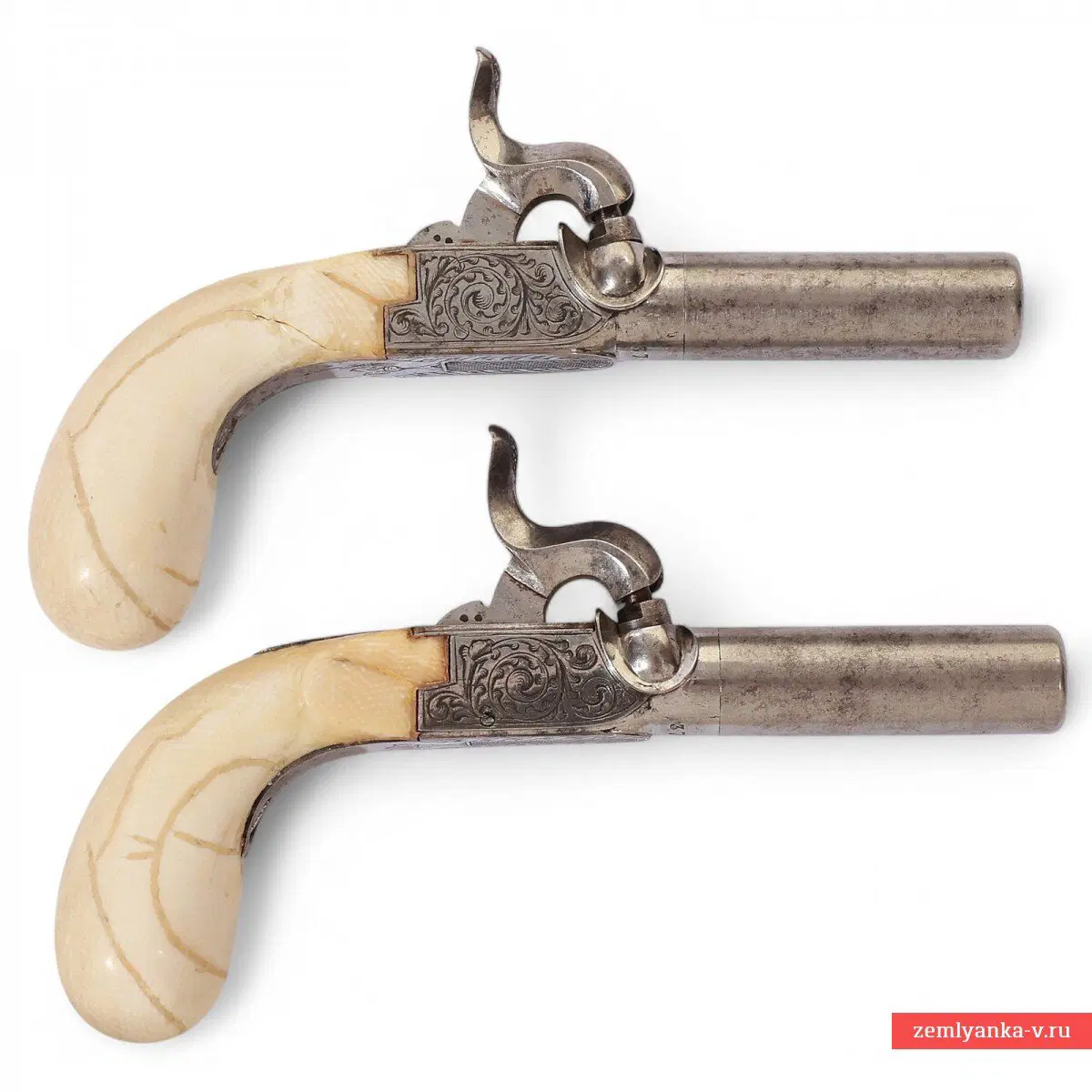 Французские капсульные терцероли 19 века. Ну разве не красавцы? Извиняйте что на белом. Фото для аукциона делают так (вон и адрес в углу нарисован). Такая система называется "BoxLock" из-за прячущегося спускового крючка.<br>