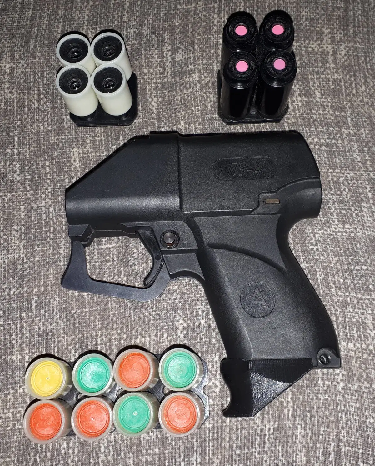 Собственно - ракетница и то что она ест. И это не всё, а только те заряды что у меня есть. Вверху справа - от людей. Вверху слева - от чудовищ. Слева внизу - для вызова пояснительной бригады.<br>