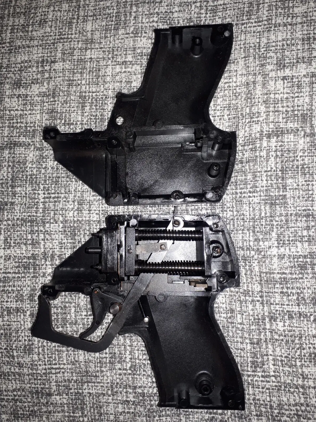 Всё просто до невозможности и надёжно до отвращения. Рамка взвода, она же - спусковая скоба. Две из четырёх боевых пружин. Шептало (или нет?). Переключатель режима стрельбы.<br>