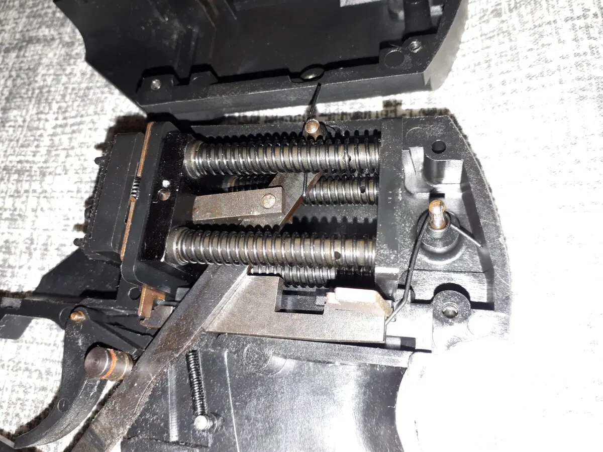 Вся механика более крупно. Видны бойки и все боевые пружины. Шептало (опять!) и различные мелкие вспомогательные пружинки. Самое интересное здесь вон в той рамке цвета меди.<br>