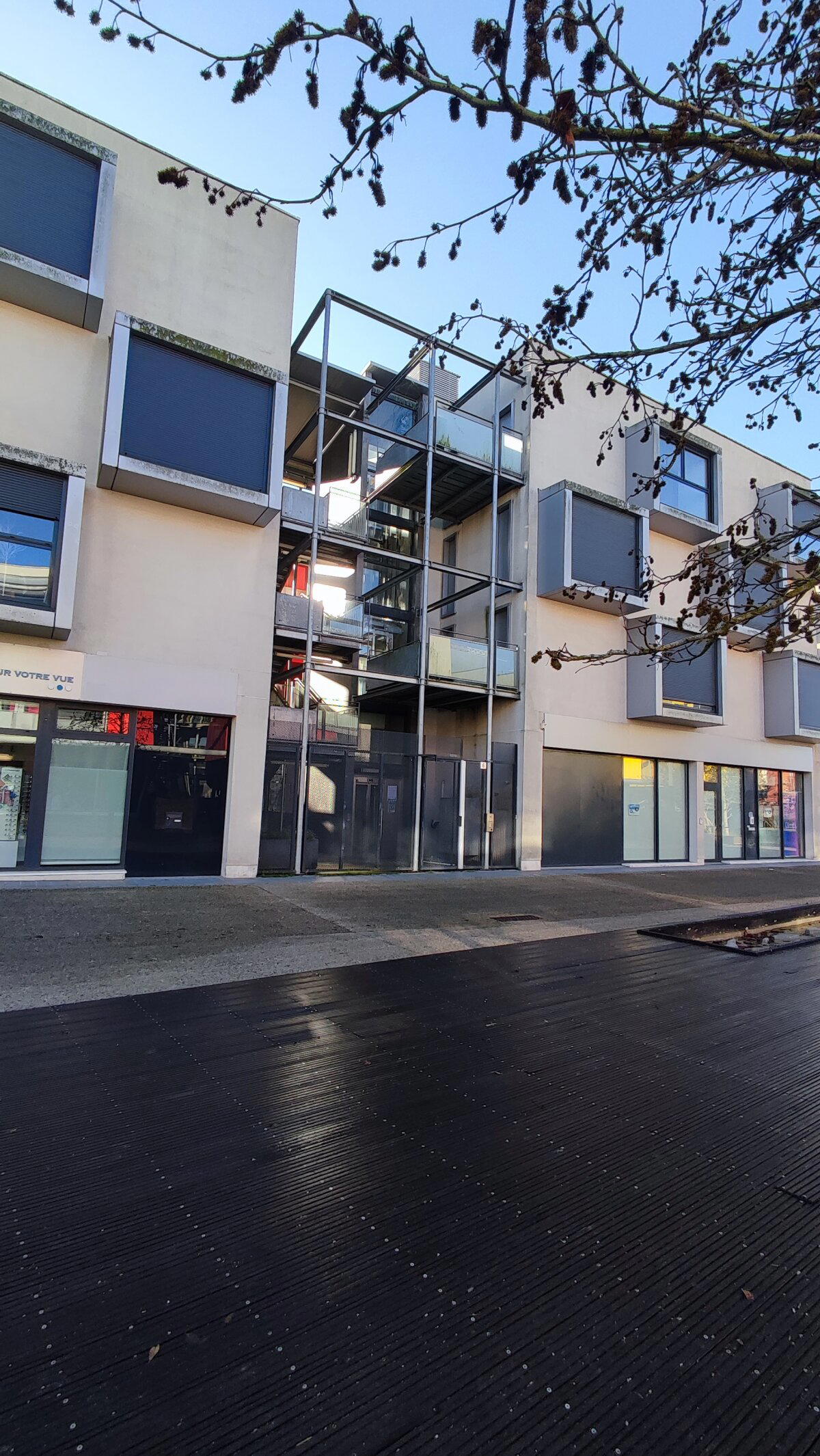 И лестницы и лифт на улице. Необычно.