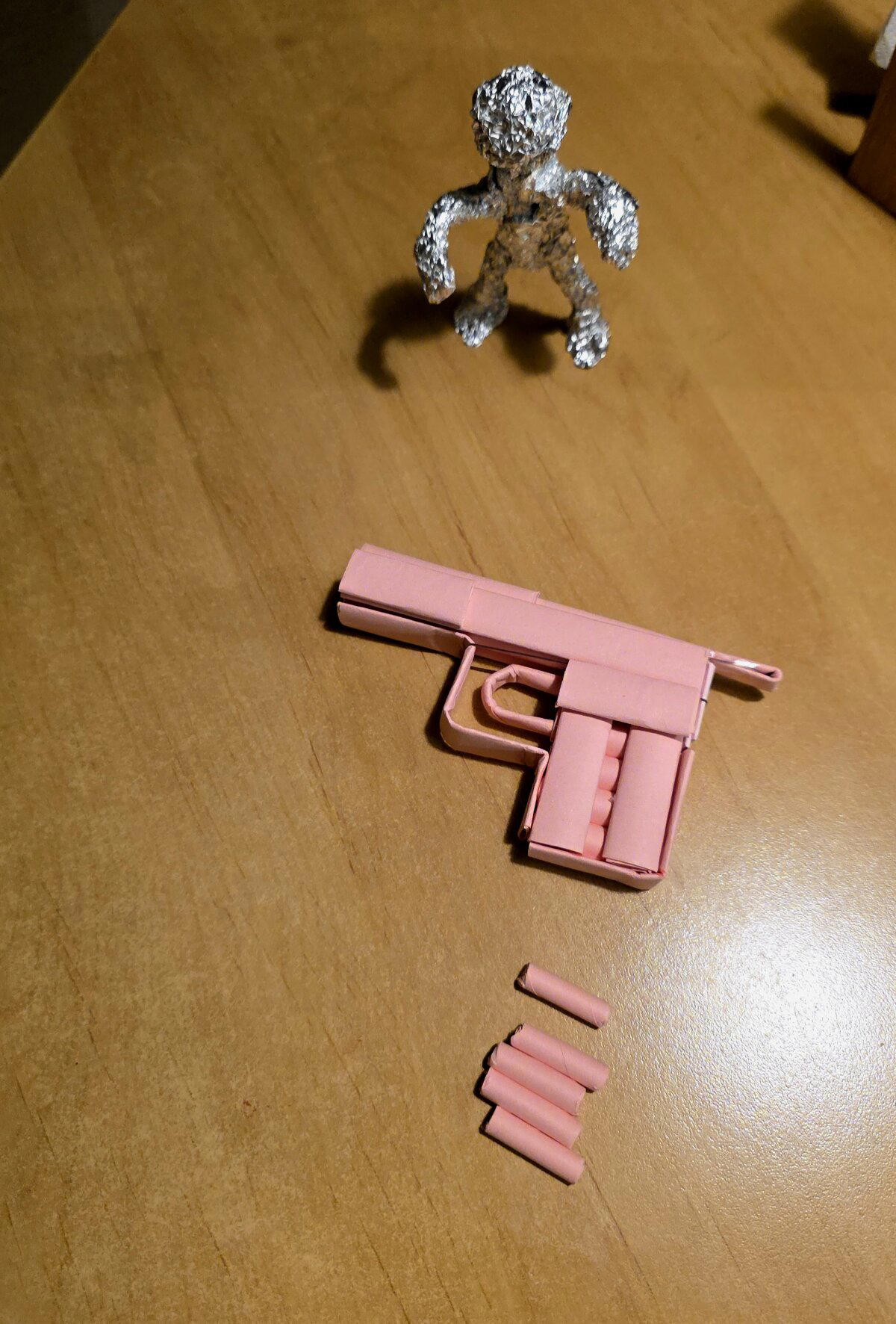 Пули нарезала из остатков тонкой трубочки.