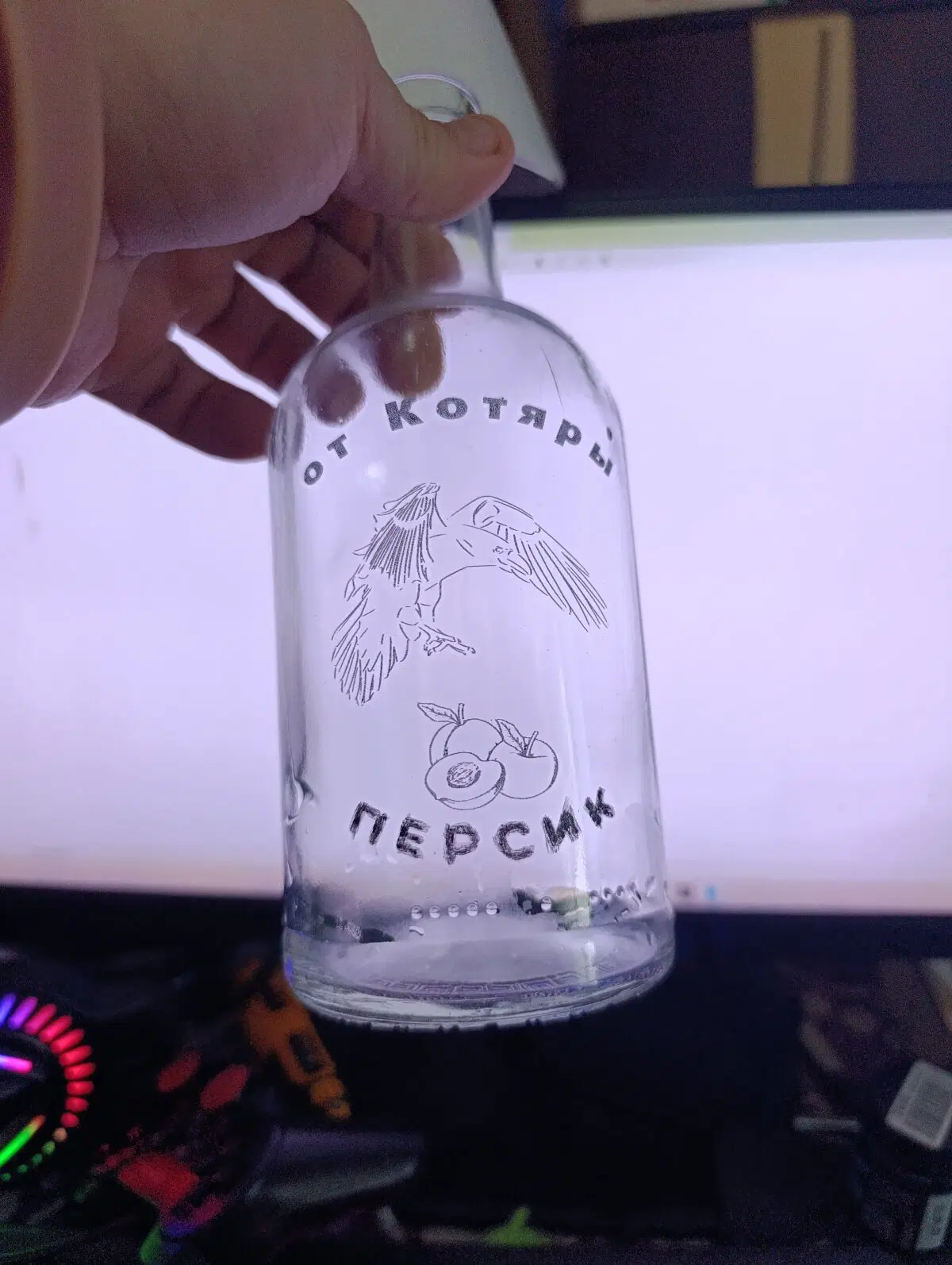 Вот тут на этой бутылке, надпись персик как-то не удалось. При созвоне с младшим братом было решено оставить так как есть. Как он сказал, говно случается😛