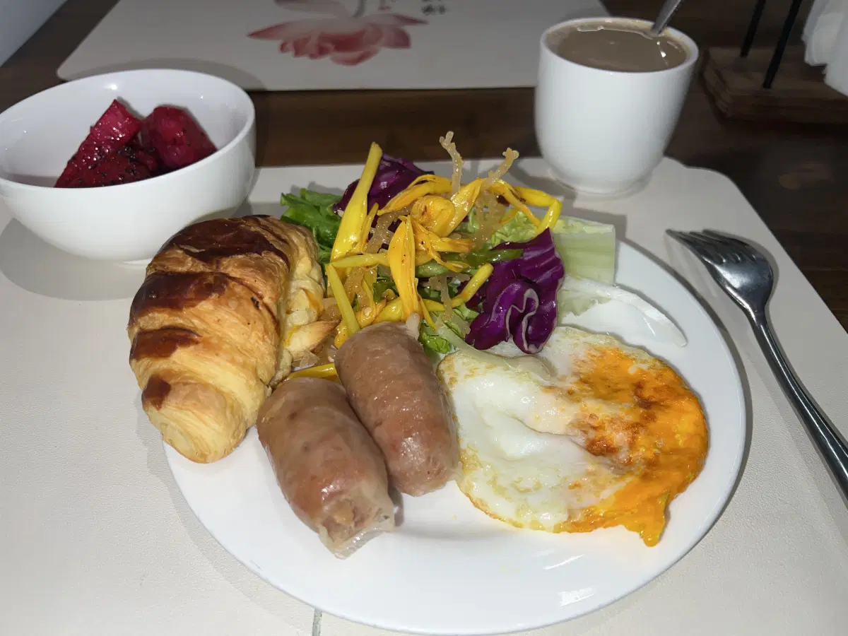 Красненькое в мисочке это драконий фрукт. Шведский стол.