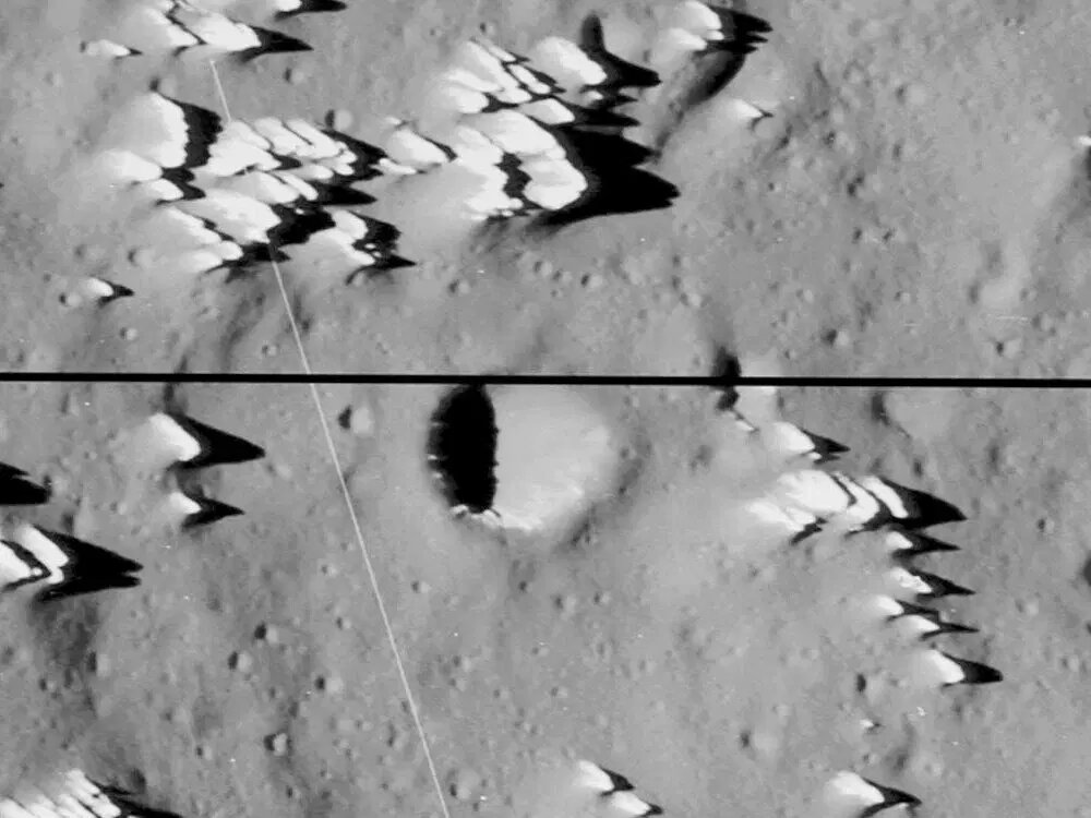 На изображении видны один крупный и множество небольших ударных кратеров. И вот возраст некоторых из них превышает четыре миллиарда лет / © NASA/JPL/Arizona State University
