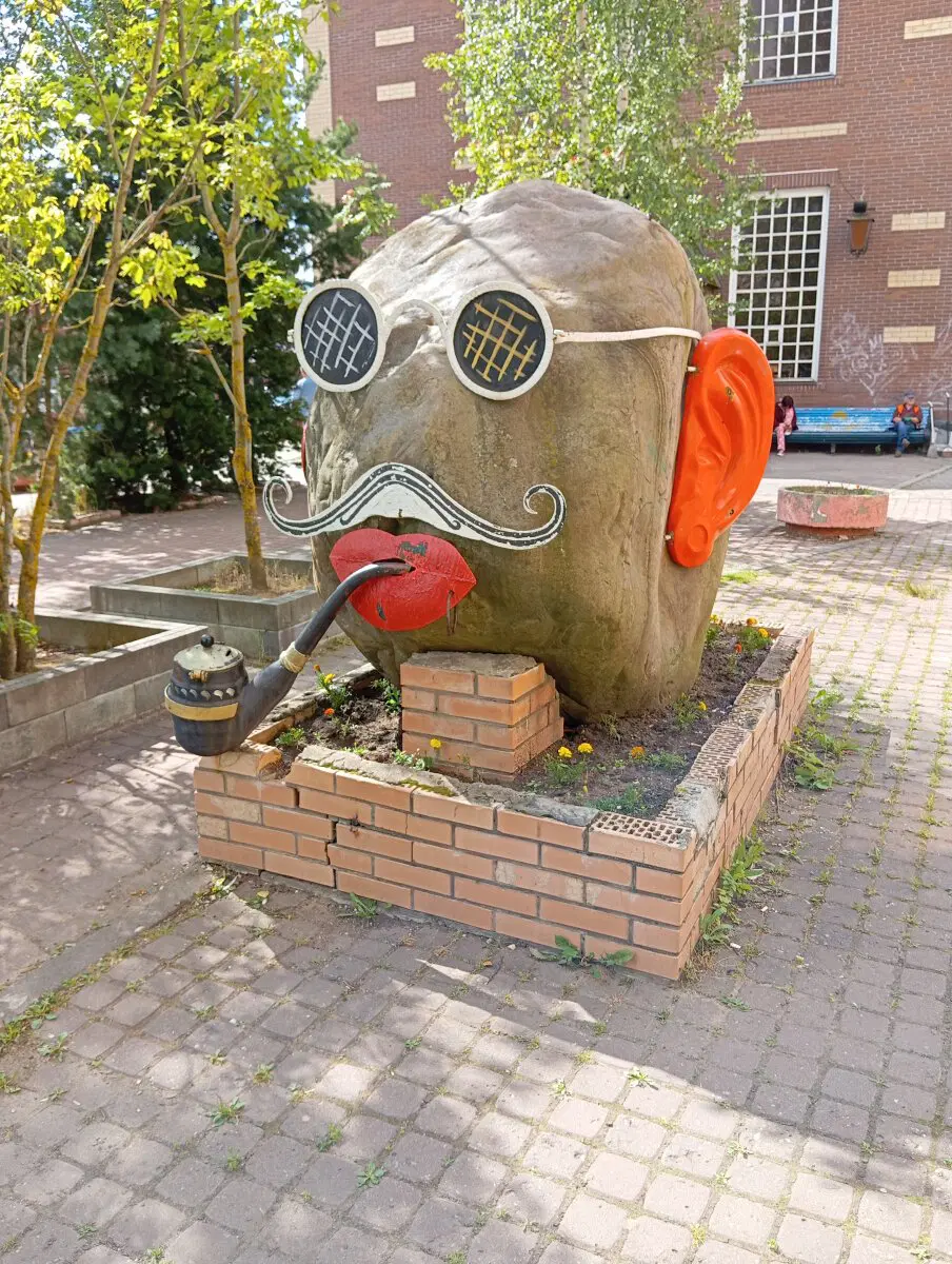 Немного местной скульптуры