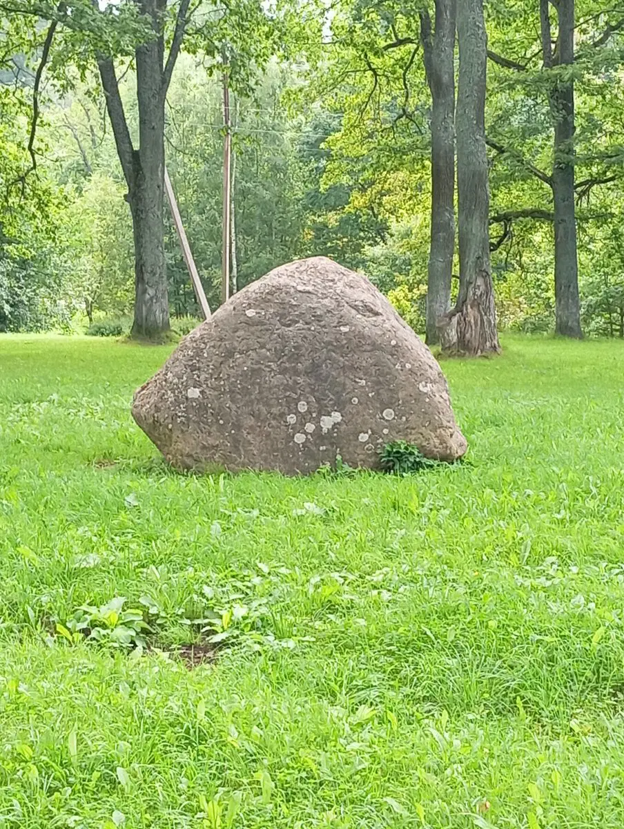 Обожаю яндекс карты, где отражены местные достопримечательности - например, камень