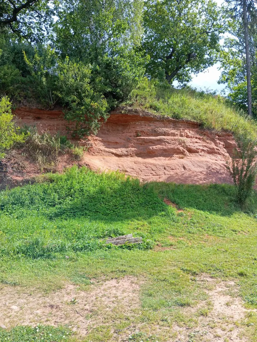 пару сотен миллионов лет назад здесь было море - вот это красненькое, осадочные породы