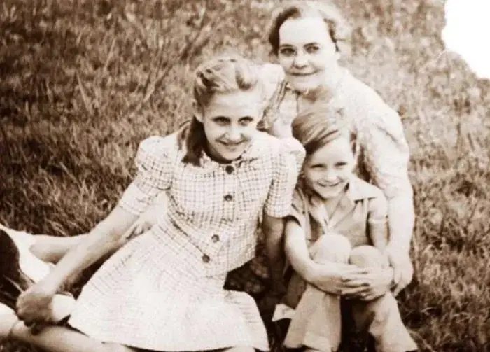Маленький Чарльз вместе с матерью и бабушкой