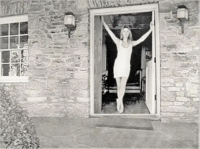 Шерон Тейт в дверях дома на Сиело-Драйв. Эту дверь спустя много лет за большие деньги купит Трент Резнор из Nine Ich Nails