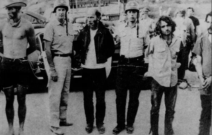 Уотсон (первый слева) и Мэнсон (второй справа) арестованы во время августовского рейда.