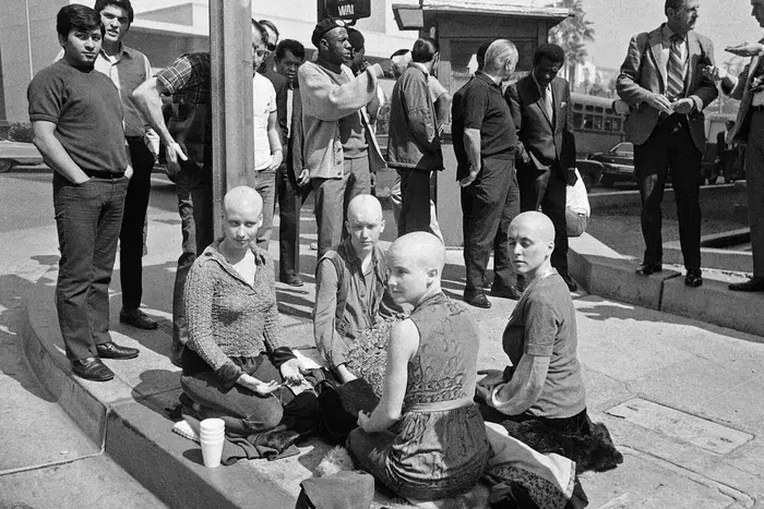 Группа мэнсониток у здания суда