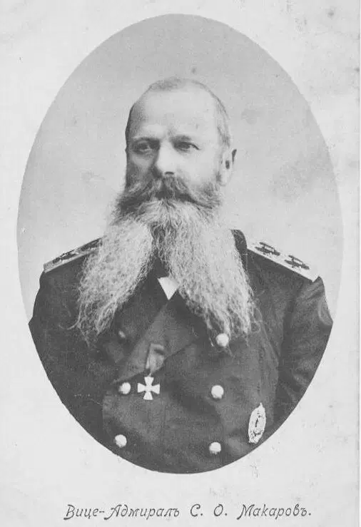 Памятник Макарову в Кронштадте